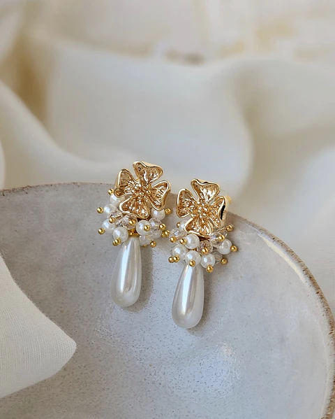 Aros flor con perla alargada y racimo