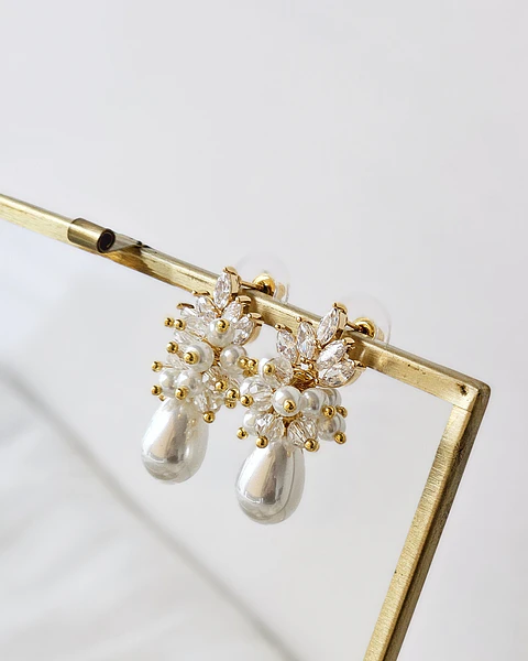 Aros circonita perla chica con racimo dorado