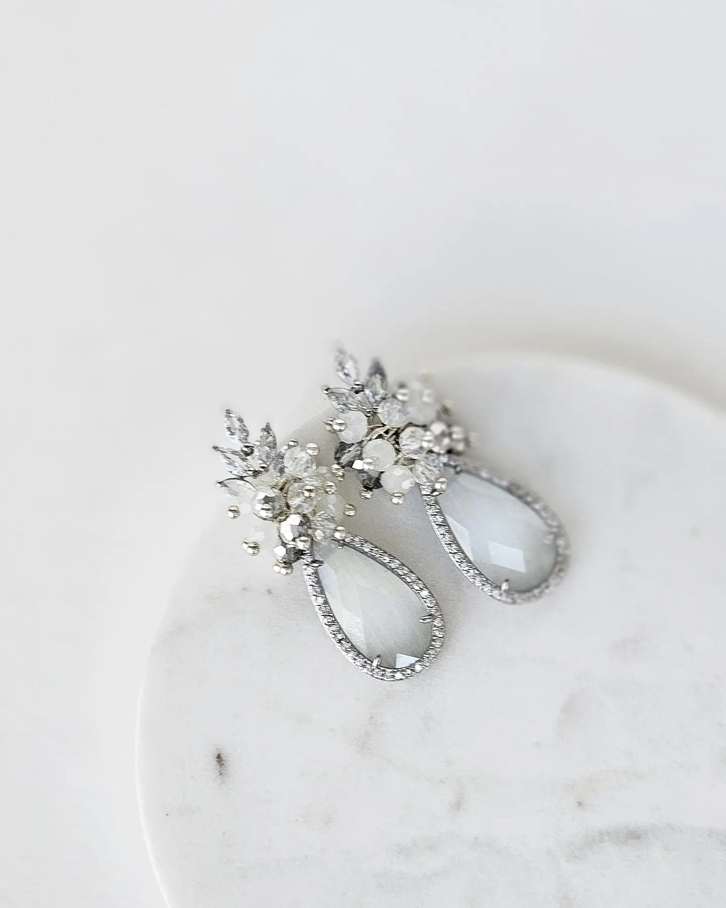 Aros cristal blanco con circonitas y racimo 3