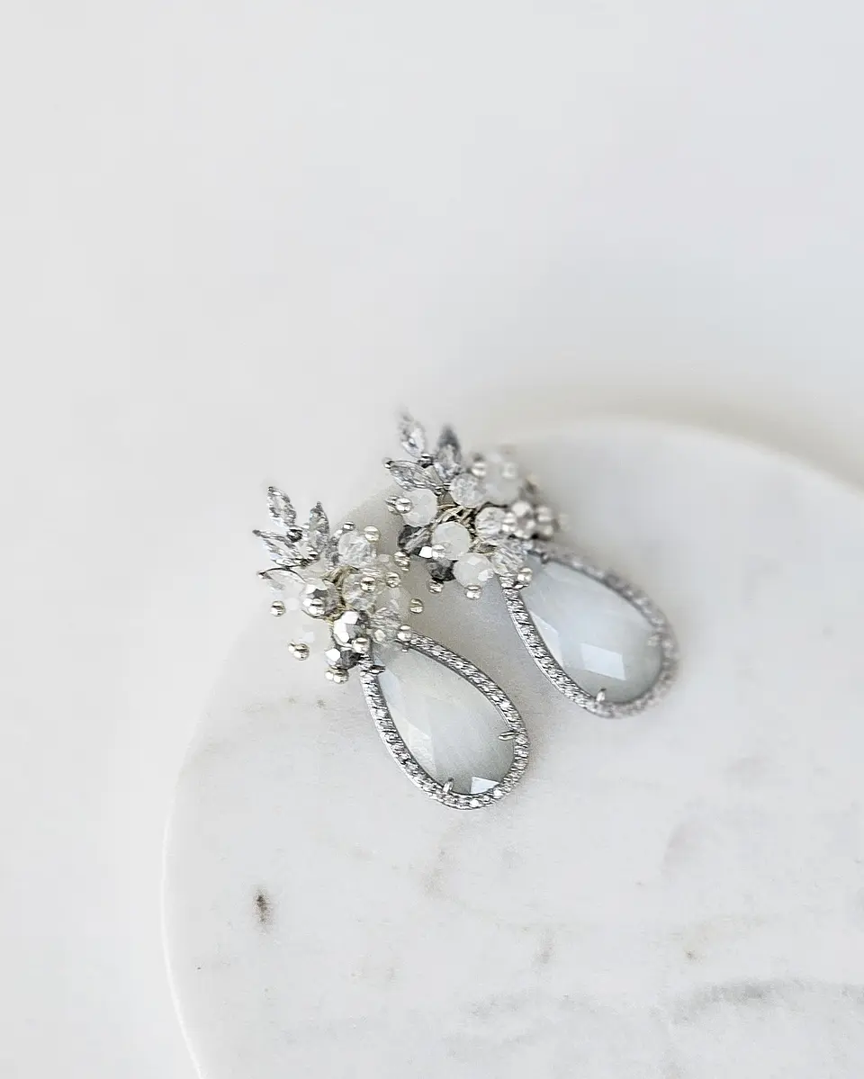 Aros cristal blanco con circonitas y racimo 3