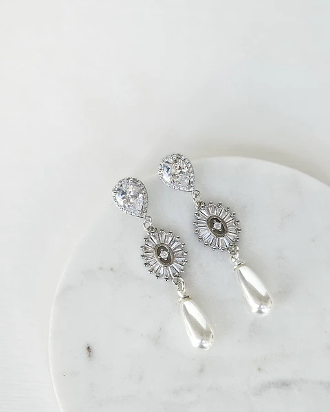Aros largos con circonita y perla