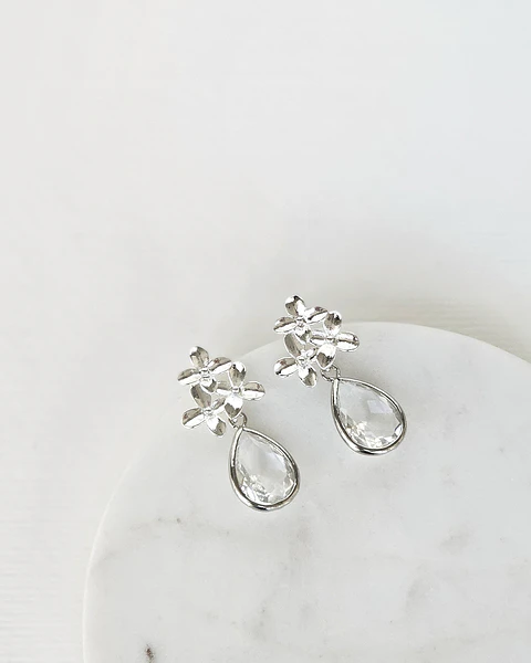 Aros plateados tres flores con cristal