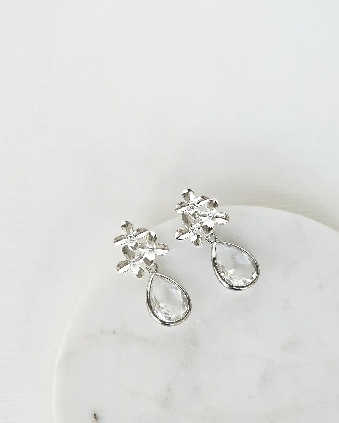 Aros plateados tres flores con cristal 1