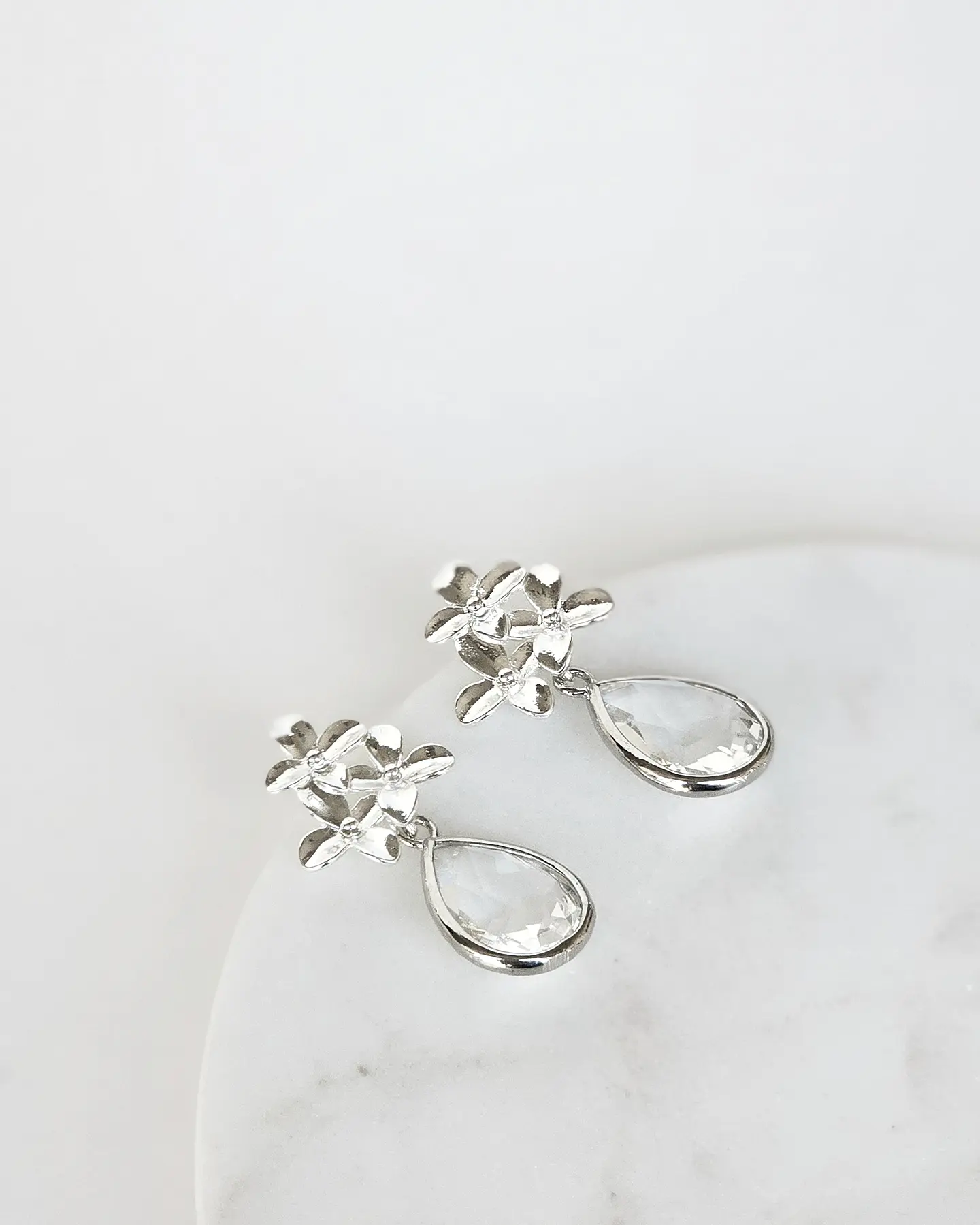 Aros plateados tres flores con cristal 2