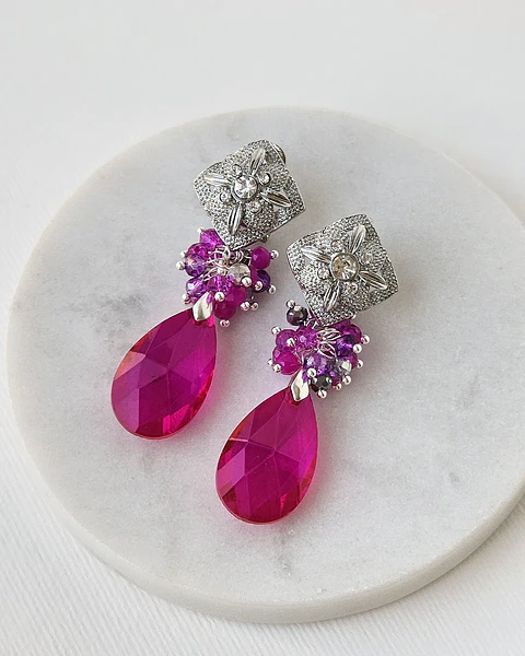 Aros plateados con cristal fucsia y racimo