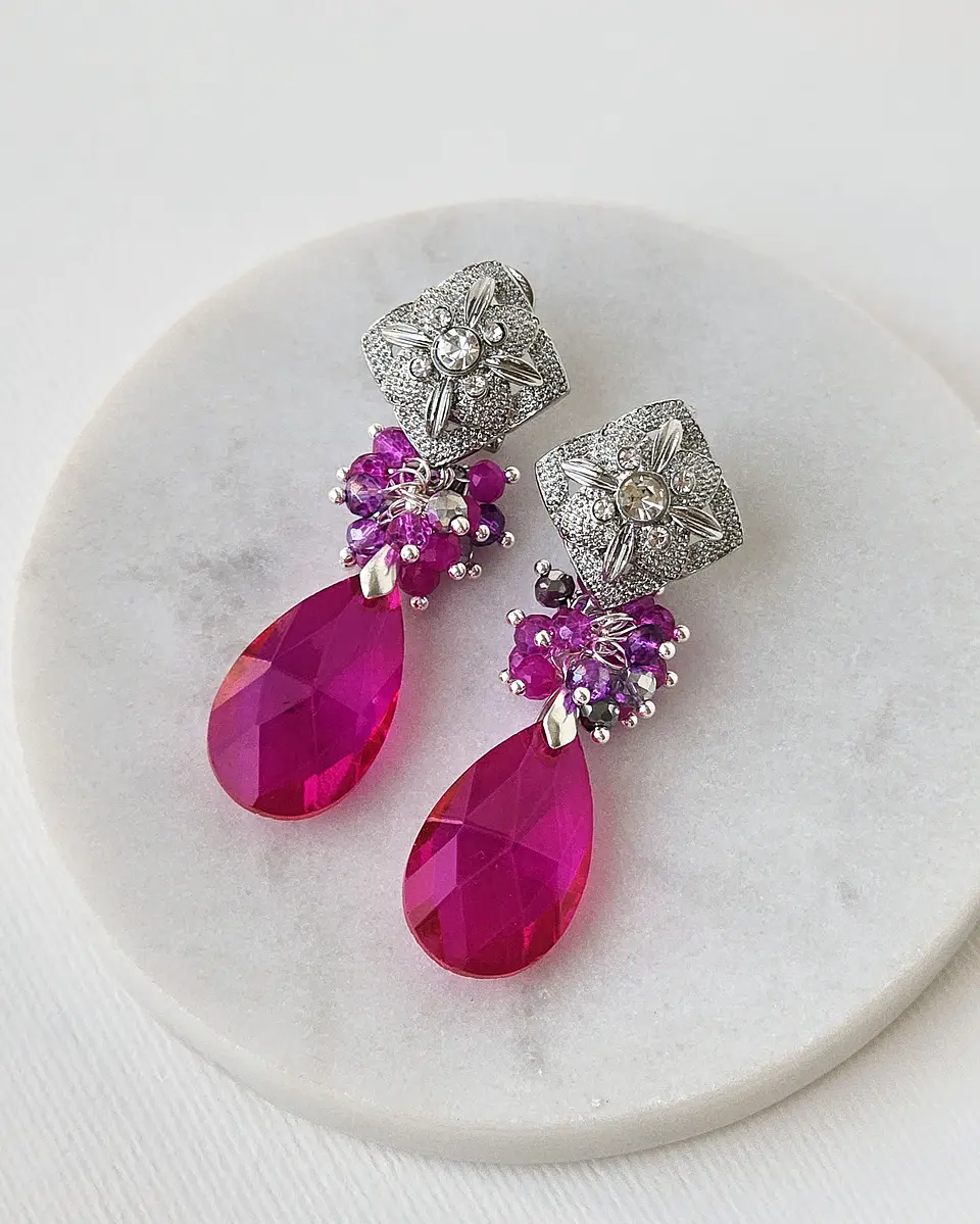 Aros plateados con cristal fucsia y racimo 2