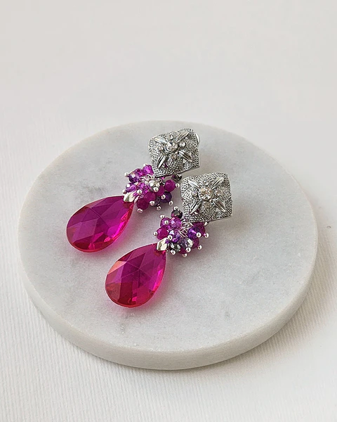 Aros plateados con cristal fucsia y racimo