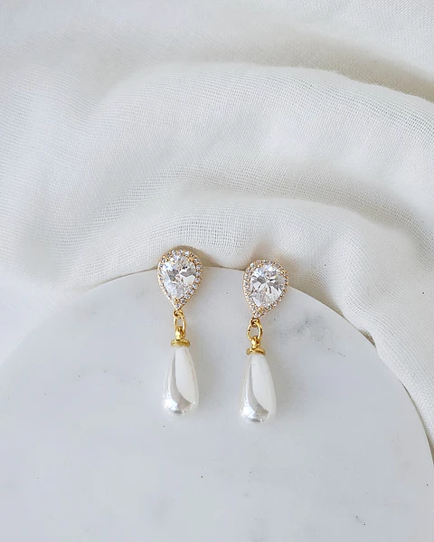 Aros clásicos de circonita y perla alargada oro