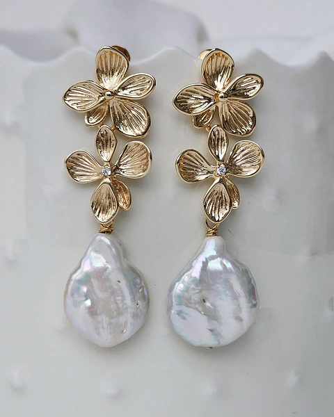 Aros doble flor con perla barroca natural
