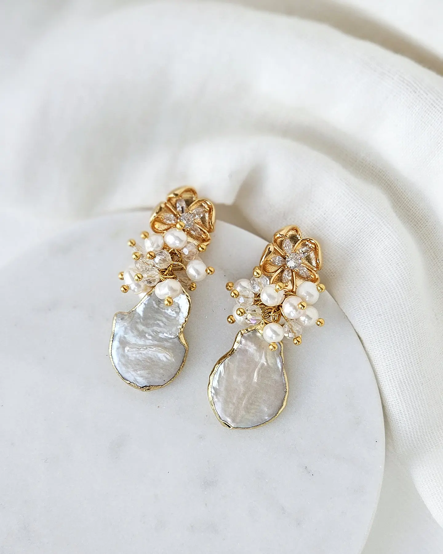 Aros flor con circonita, perla natural barroca y racimo 5