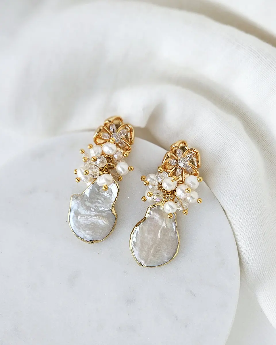 Aros flor con circonita, perla natural barroca y racimo 5