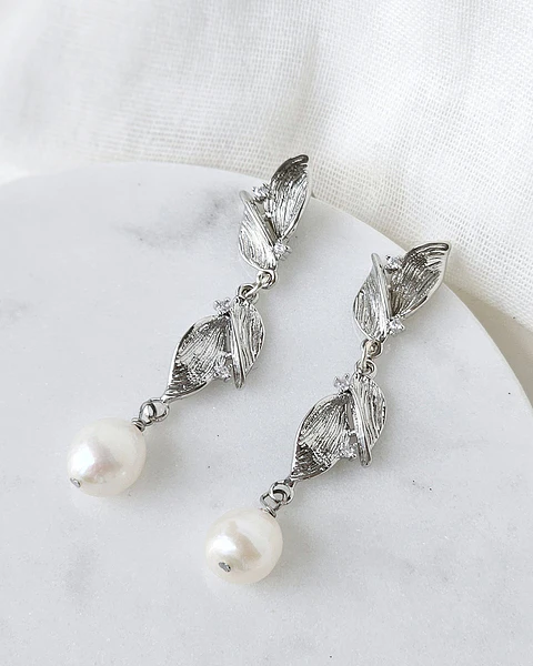 Aros con doble hoja con perla natural plata