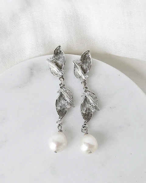 Aros con doble hoja con perla natural plata