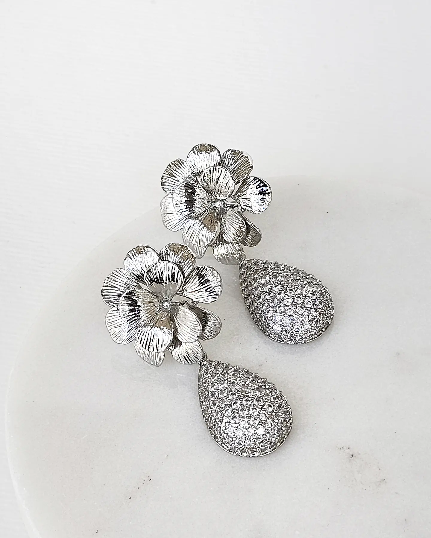 Aros de flor colgante de micro circonitas 2