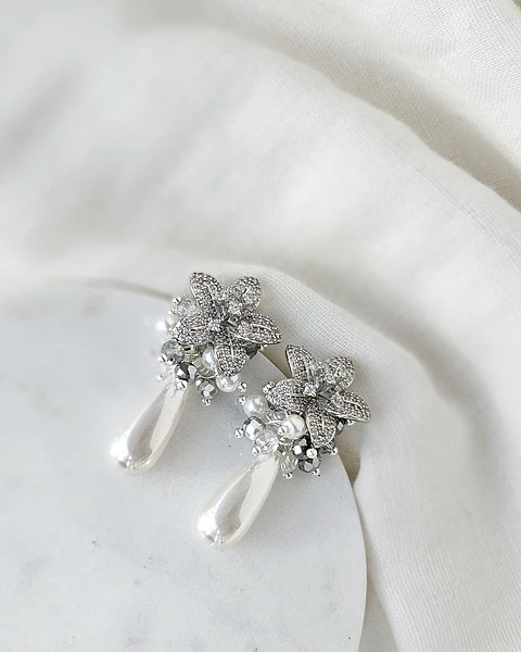 Aros de flor micro circonitas con perla y racimo
