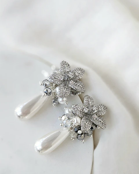 Aros de flor micro circonitas con perla y racimo