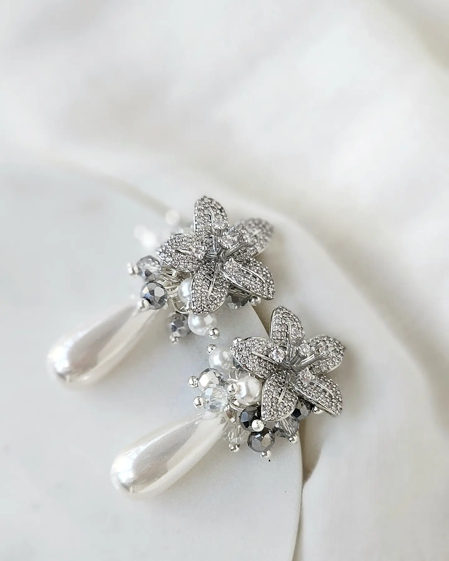 Aros de flor micro circonitas con perla y racimo 1