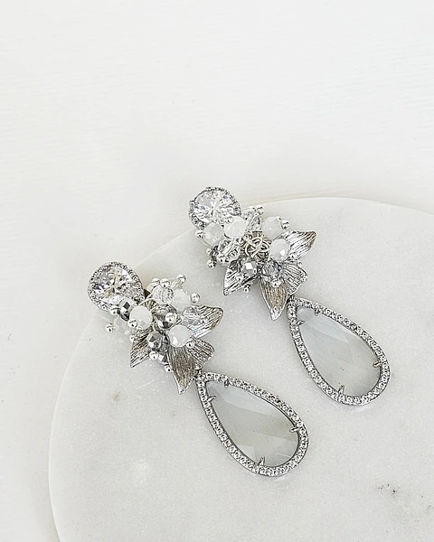 Aros circonita, hoja, cristal blanco y racimo