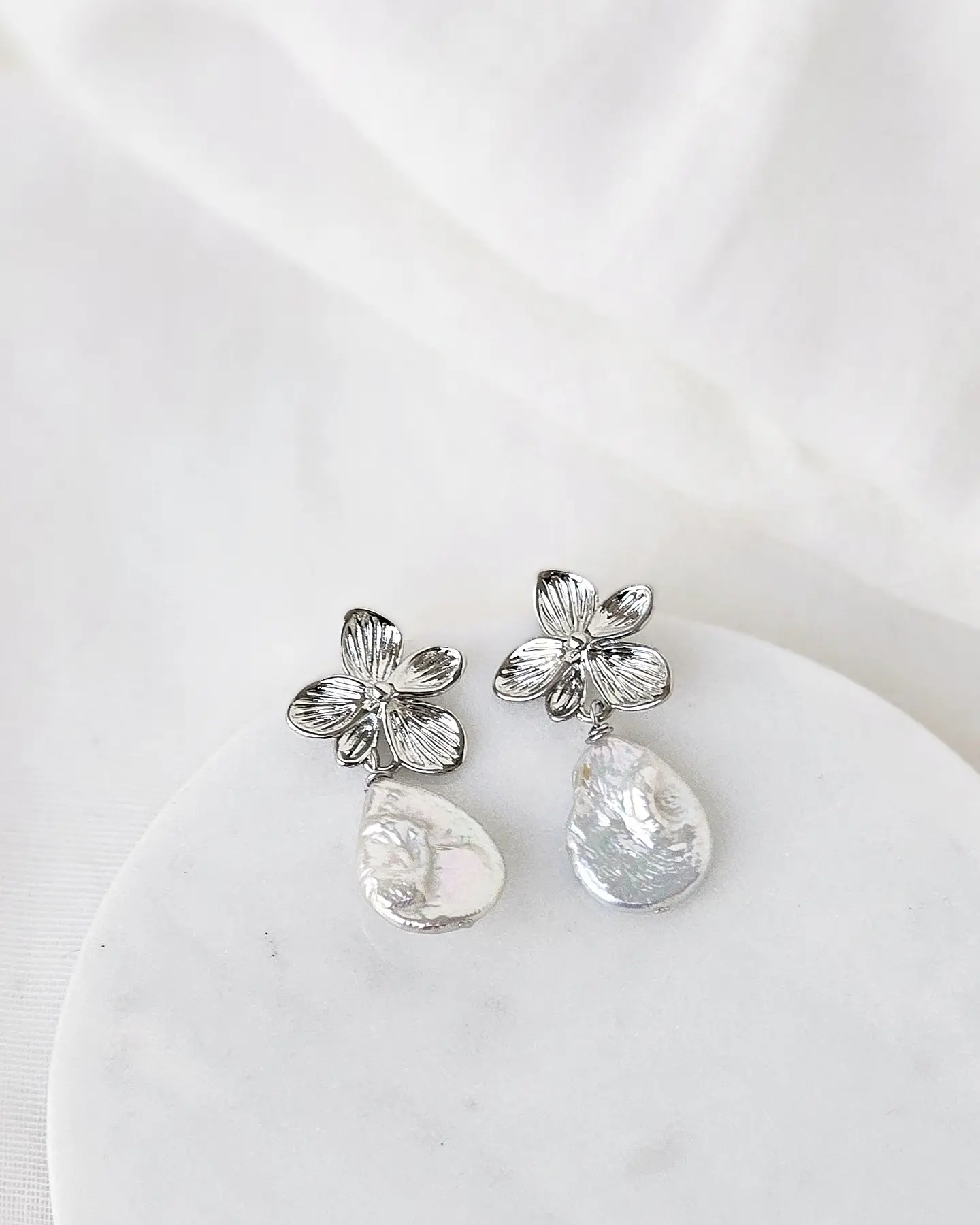 Aros flor perla barroca plana 3