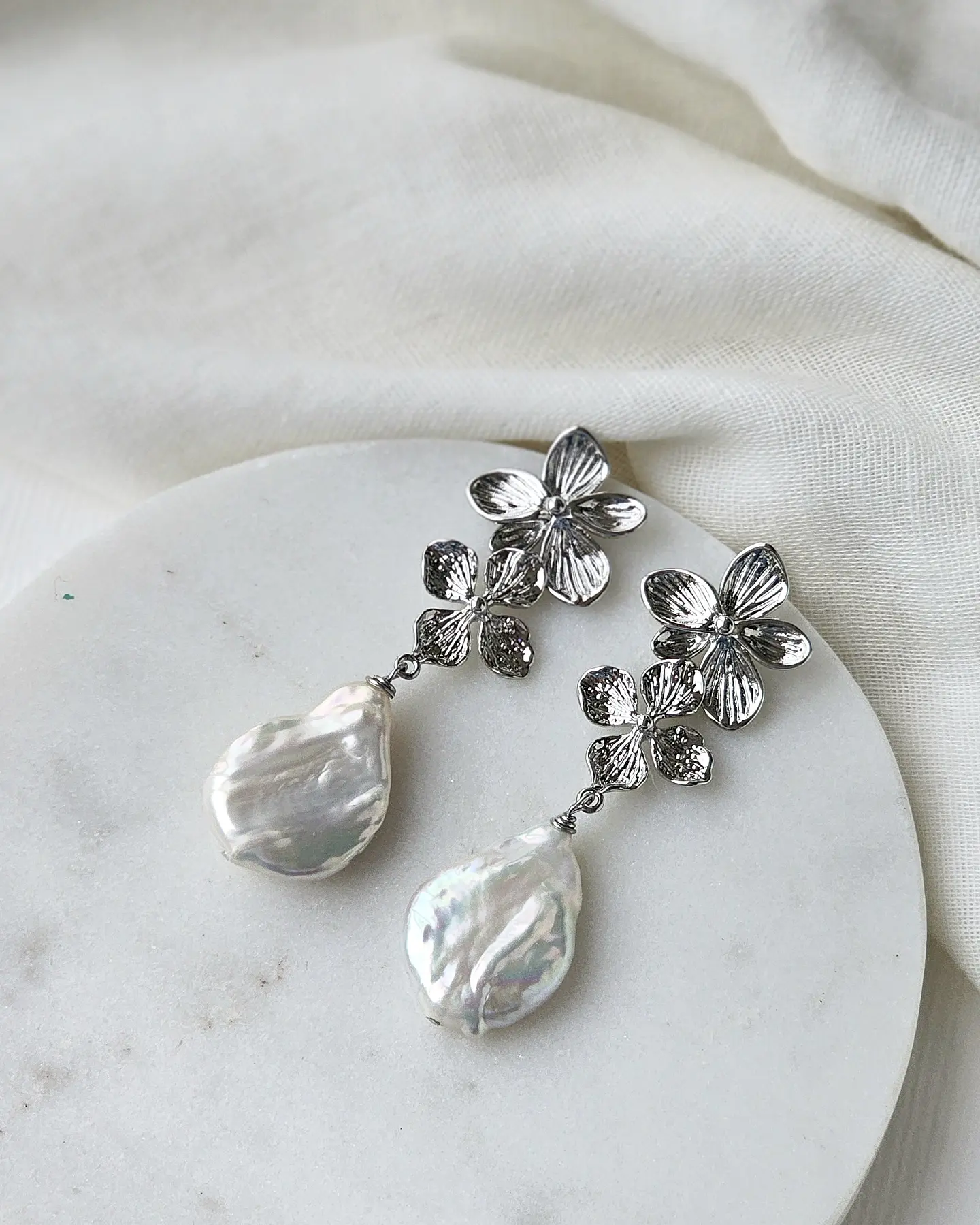 Aros doble flor con perla barroca natural plata 4