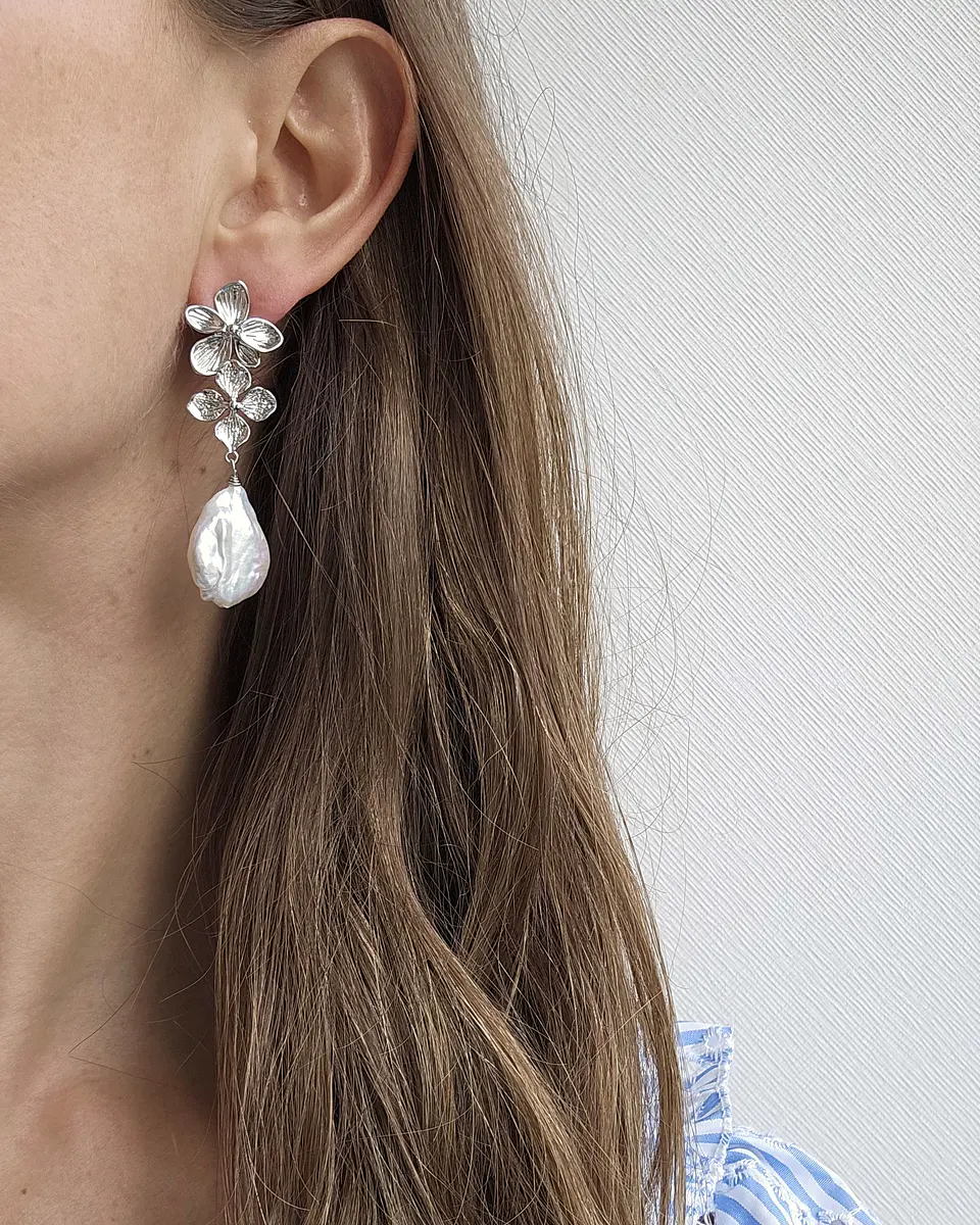 Aros doble flor con perla barroca natural plata 5