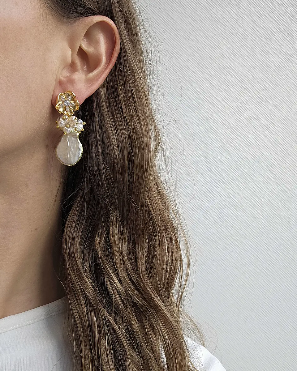 Aros flor con circonita, perla natural barroca y racimo 6
