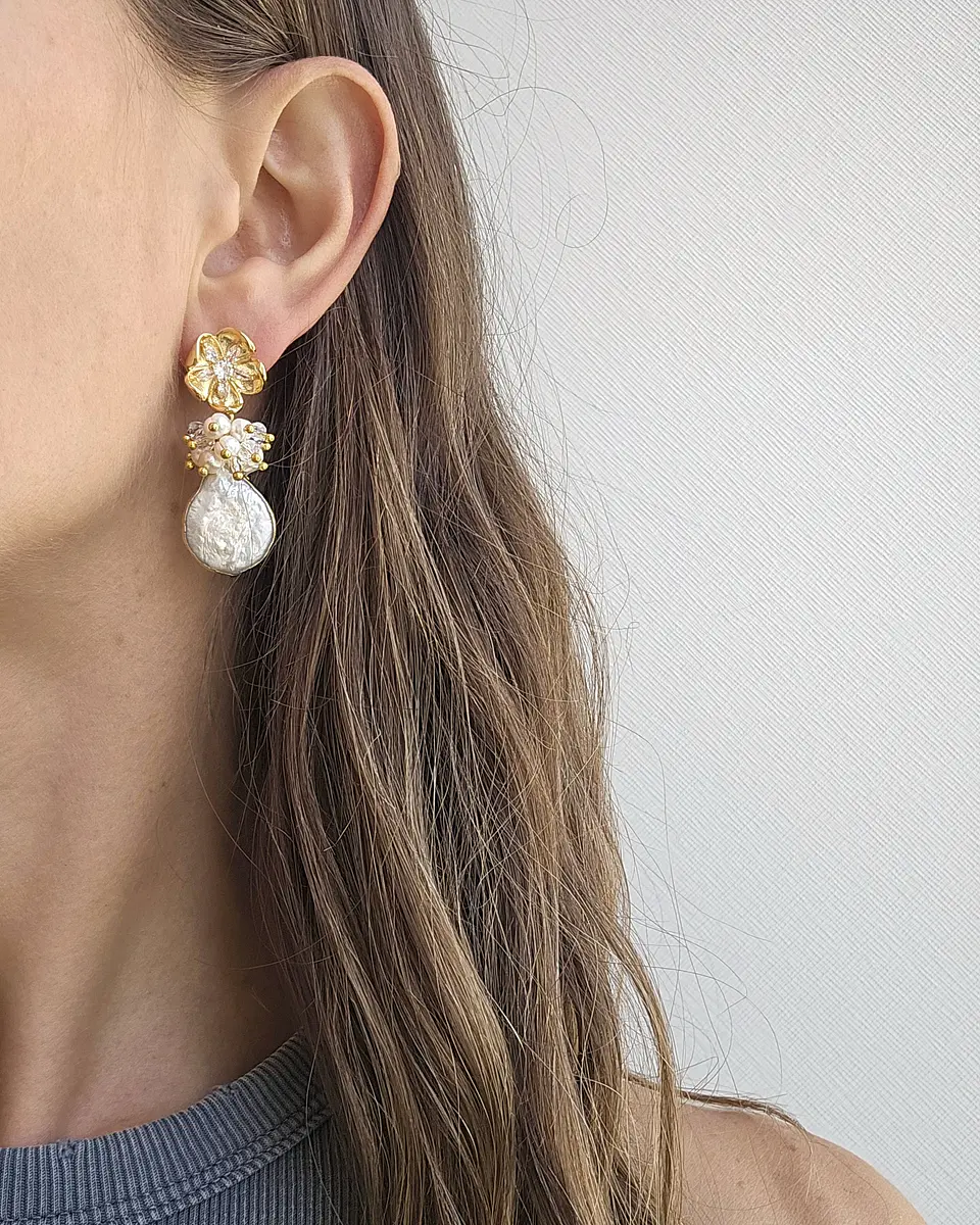 Aros flor con circonita, perla natural barroca y racimo 4
