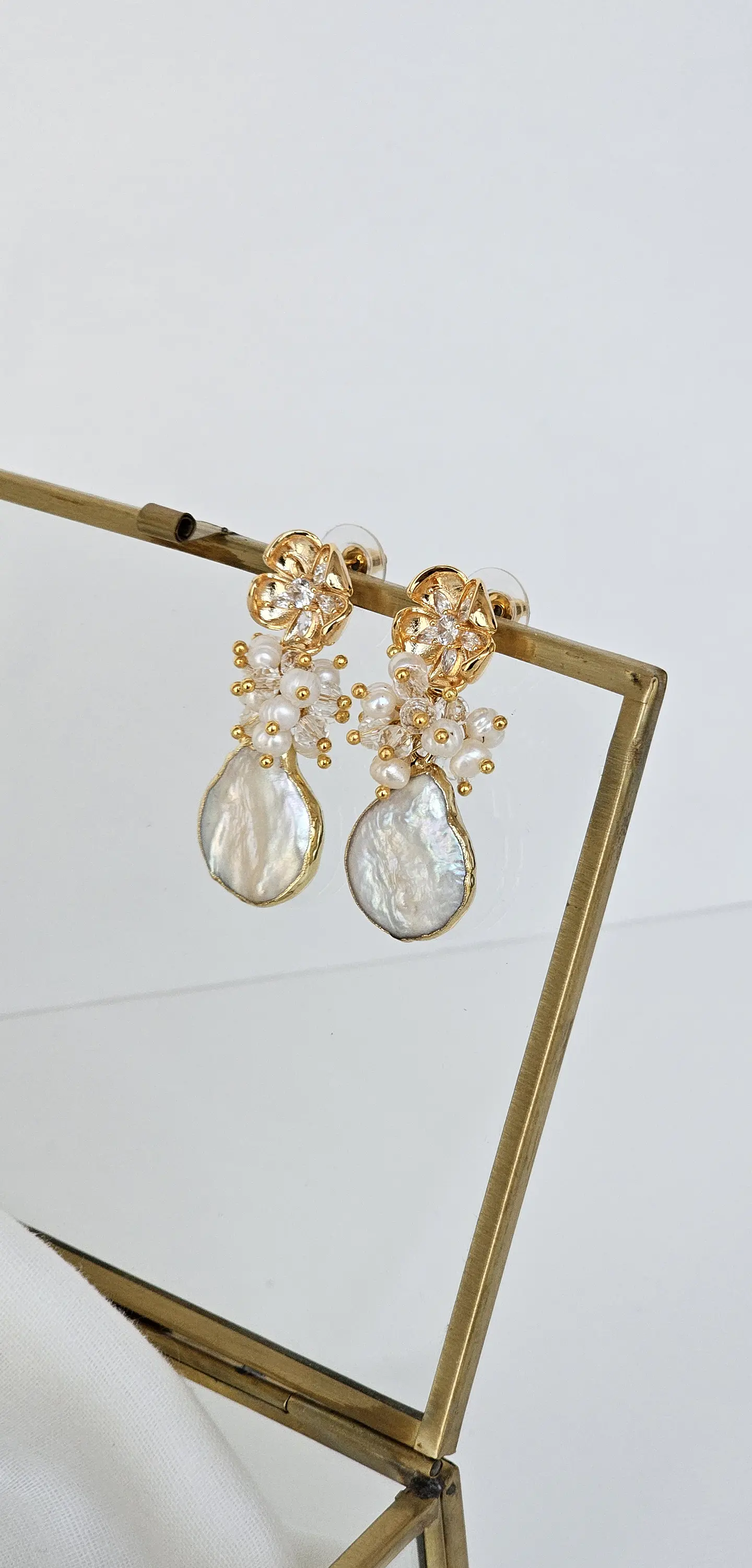 Aros flor con circonita, perla natural barroca y racimo 7