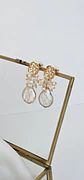Aros flor con circonita, perla natural barroca y racimo - Miniatura 7