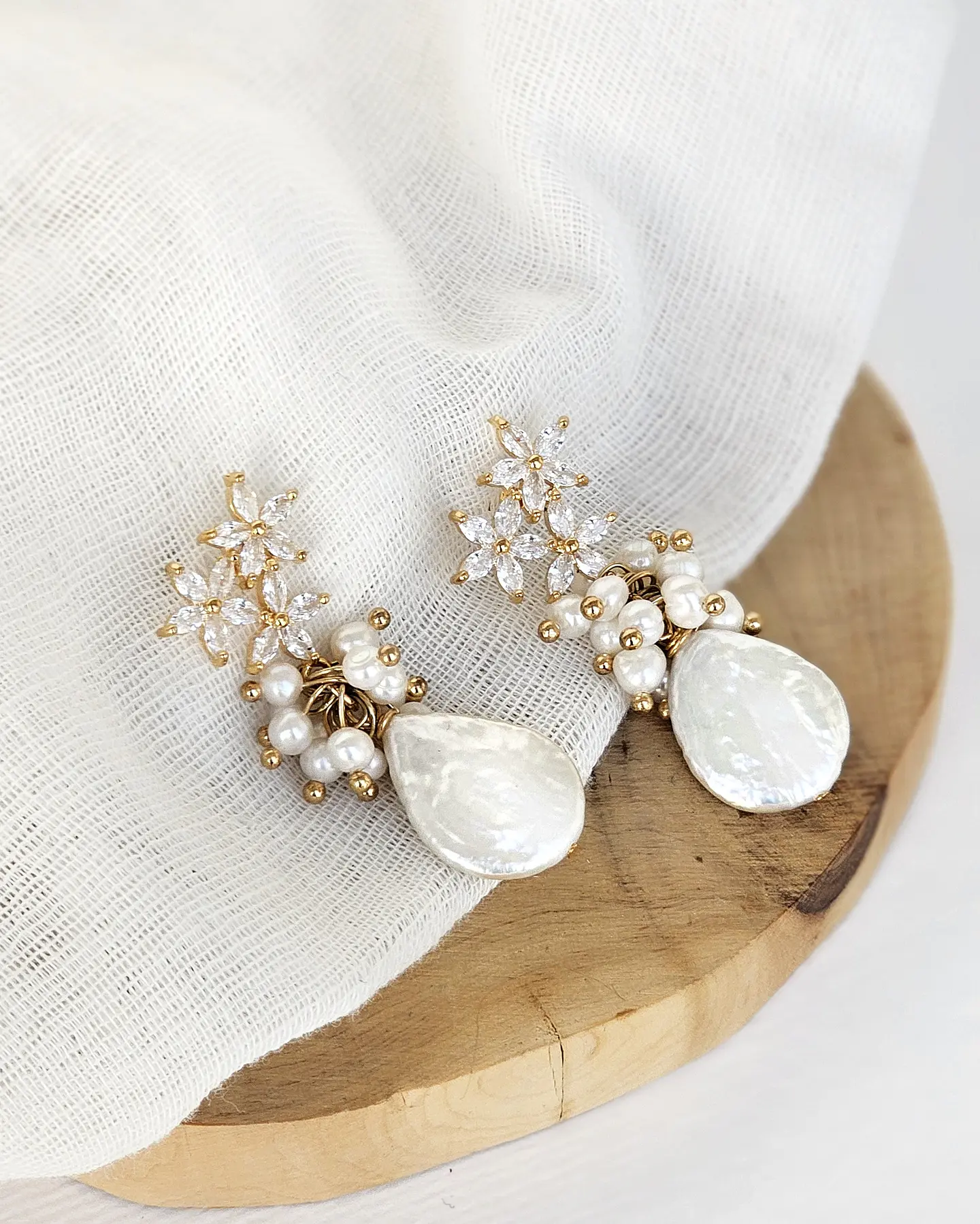 Aros tres flores circonita y perla natural gold 1