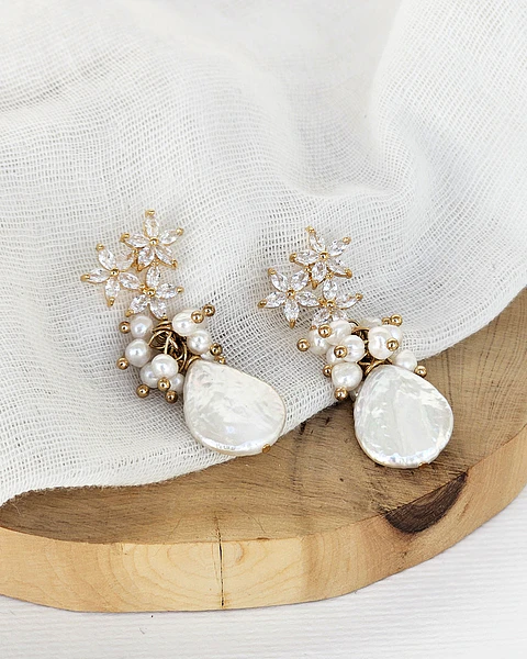 Aros tres flores circonita y perla natural gold