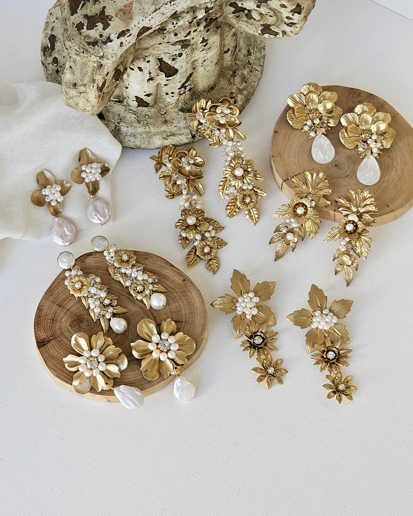 Aros bordados de perla con flores y hojas gold 3