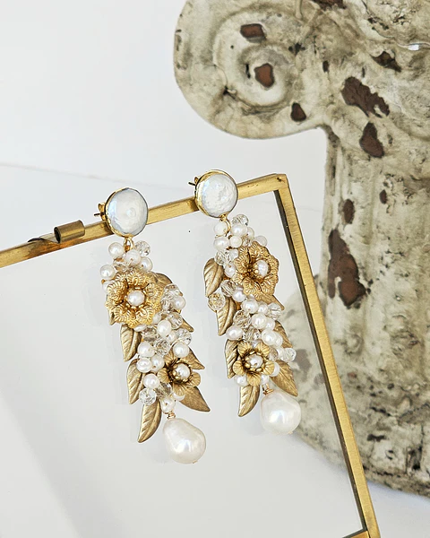 Aros bordados de perla con flores y hojas gold