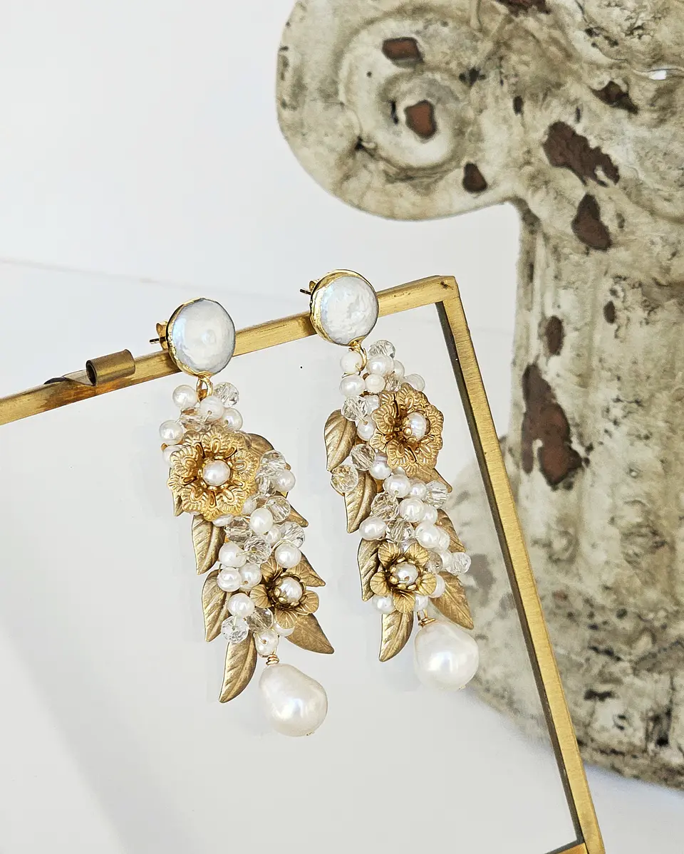Aros bordados de perla con flores y hojas gold 2