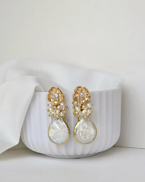 Aros flor con circonita, perla natural barroca y racimo