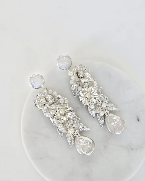 Aros bordados de perla con flores y hojas silver