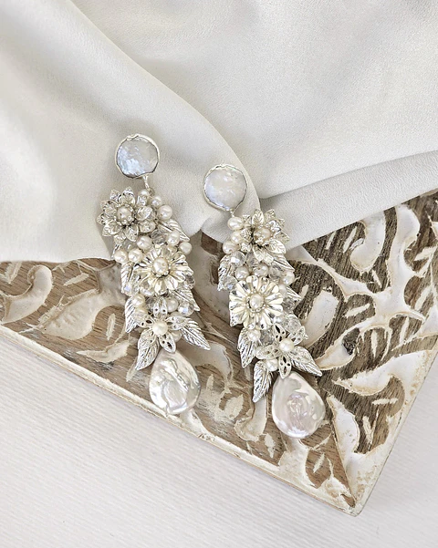 Aros bordados de perla con flores y hojas silver