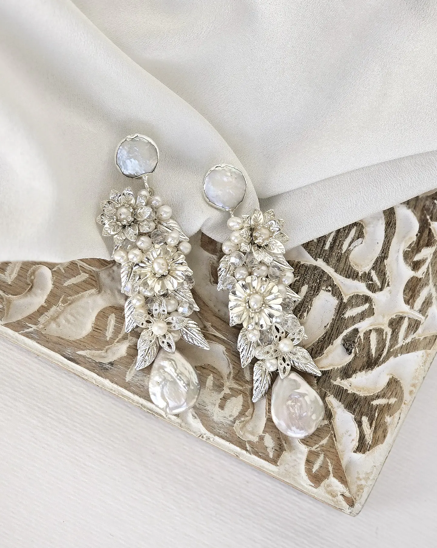 Aros bordados de perla con flores y hojas silver 1