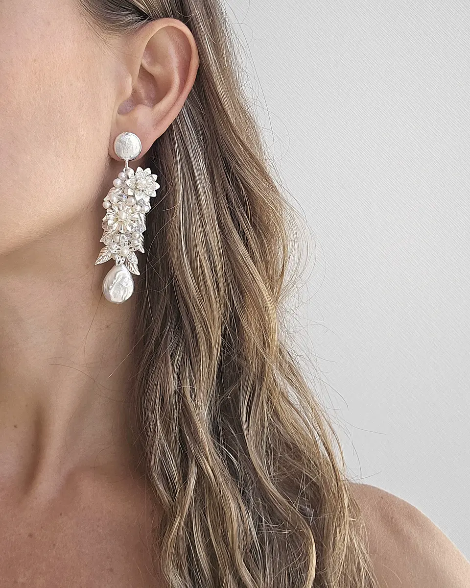 Aros bordados de perla con flores y hojas silver 3