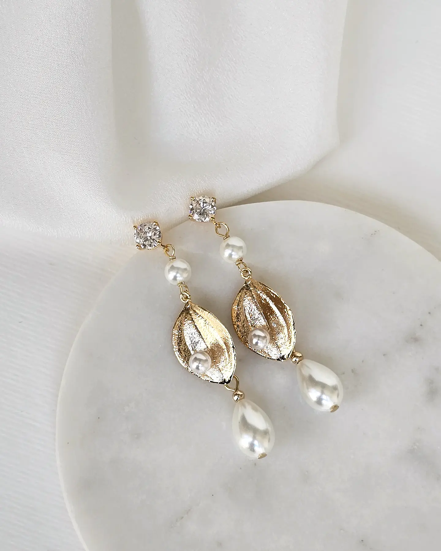 Aros con hoja y perlas largos 2