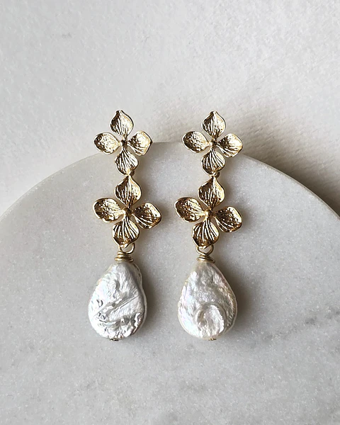 Aros doble flor con perla barroca plana