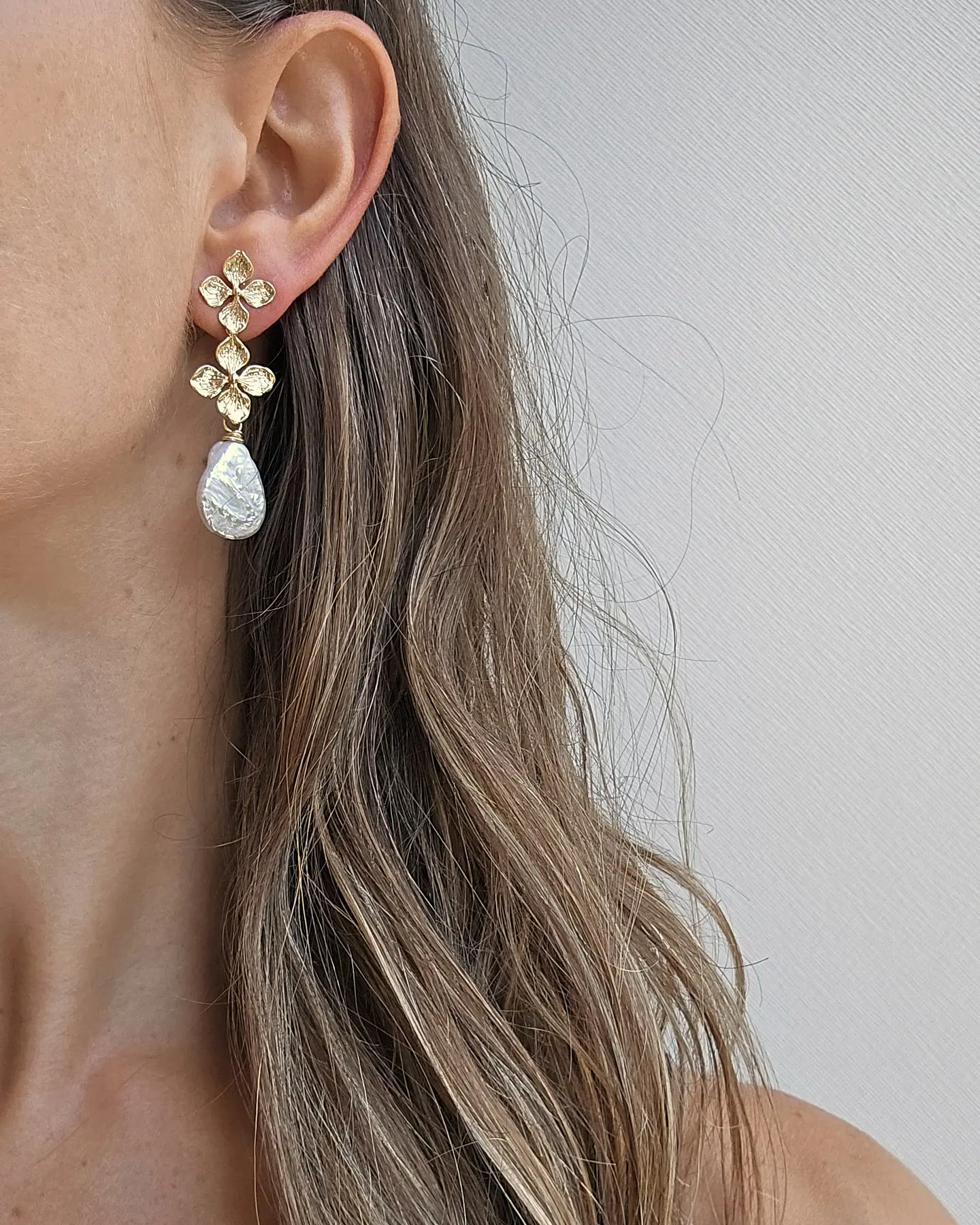 Aros doble flor con perla barroca plana 3