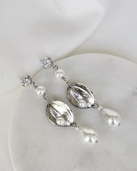 Aros con hoja y perlas largos plata