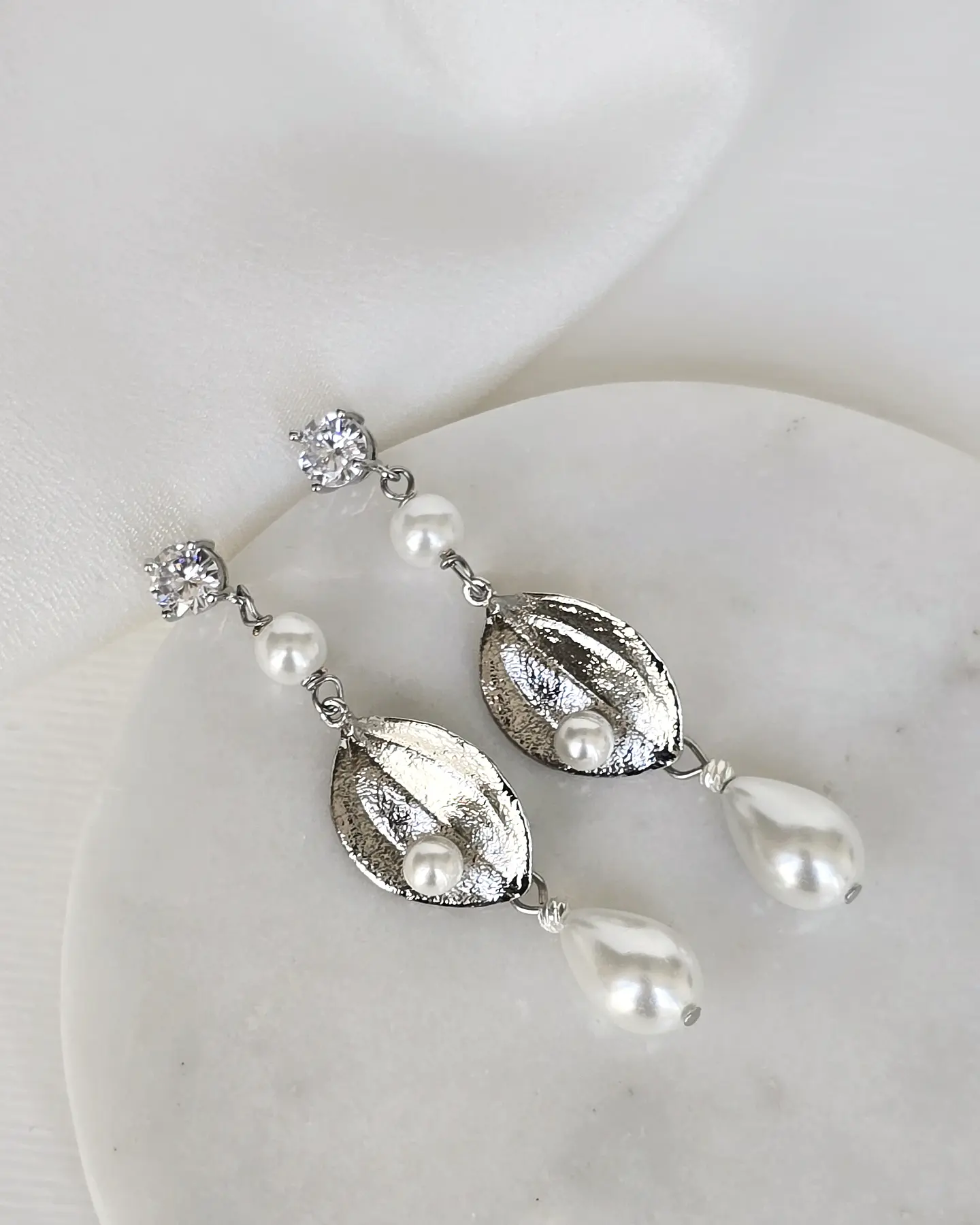 Aros con hoja y perlas largos plata 2