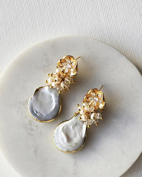 Aros flor con circonita, perla natural barroca y racimo