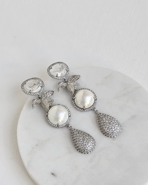 Aros largos con cuarzo hoja perla 