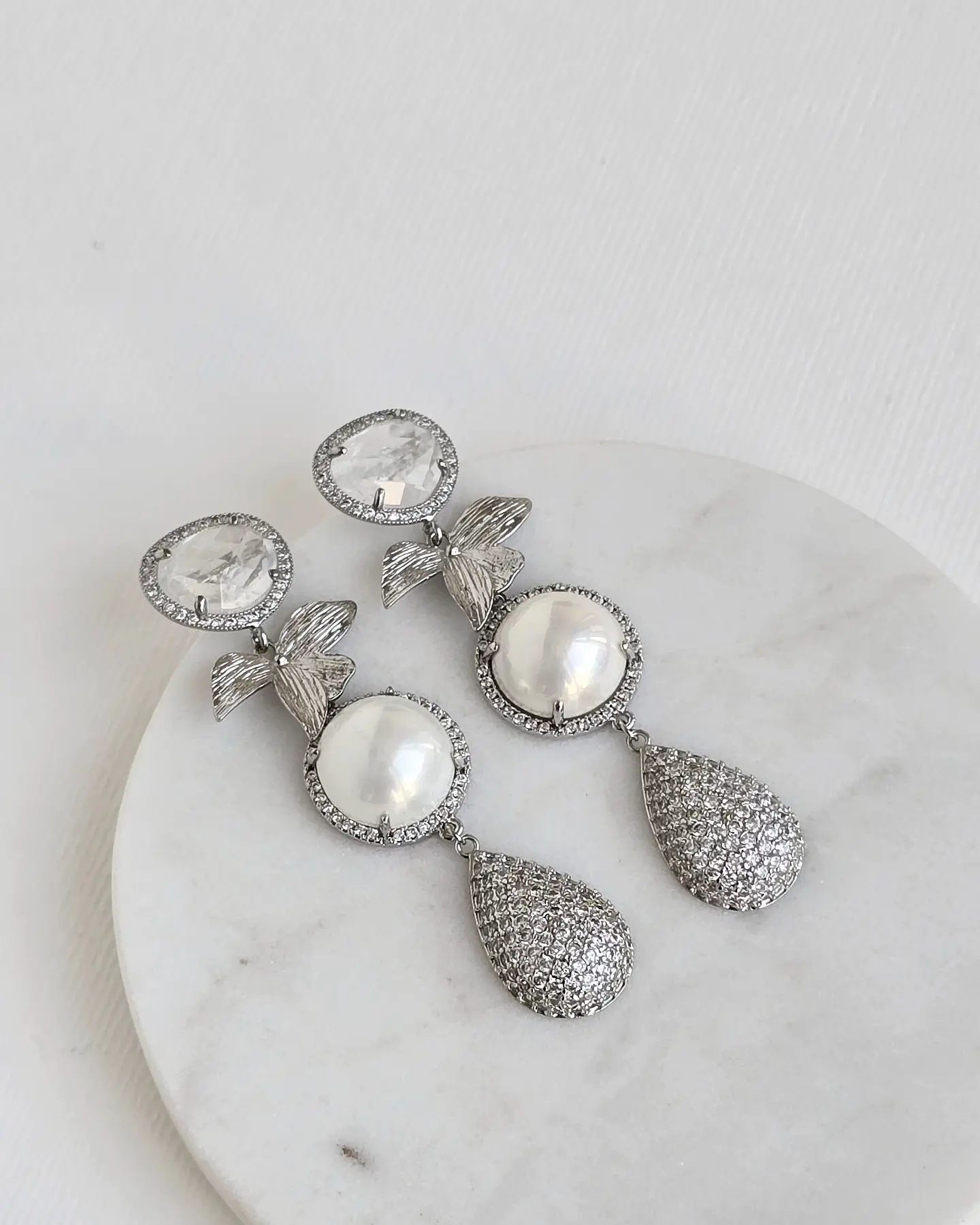 Aros largos con cuarzo hoja perla  2