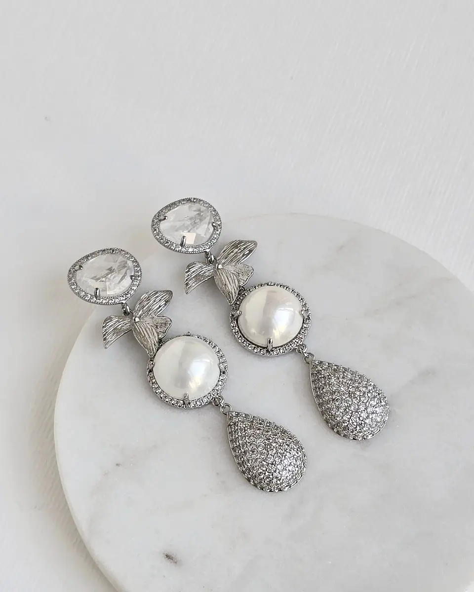 Aros largos con cuarzo hoja perla  2