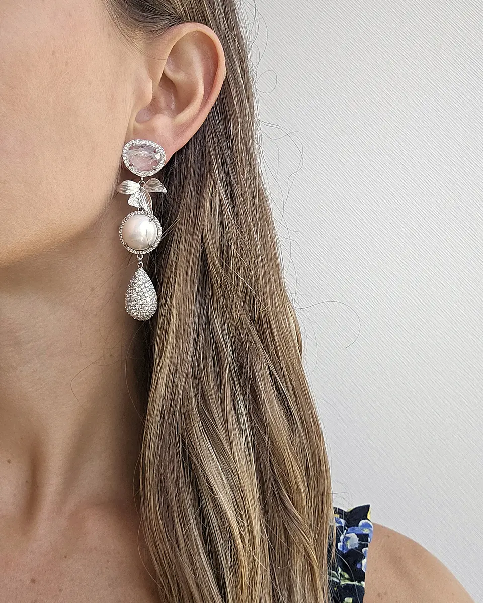 Aros largos con cuarzo hoja perla  3