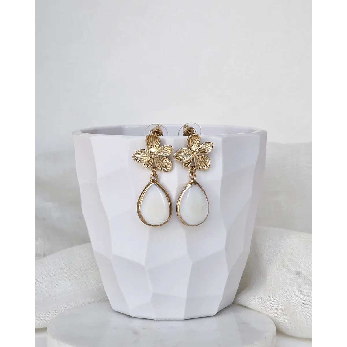 Aros de flor con concha perla de agua dulce